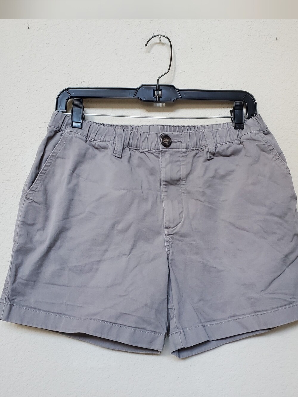 chubbies Light Gray Flat-Front Men's Shorts. Size Medium